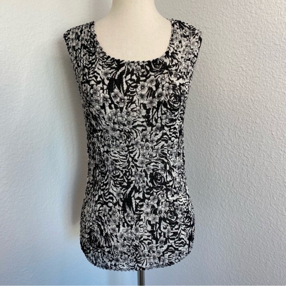 NWOT Black White Floral Design Crinkle Stretch Pleat Fabric by Elementz Size M